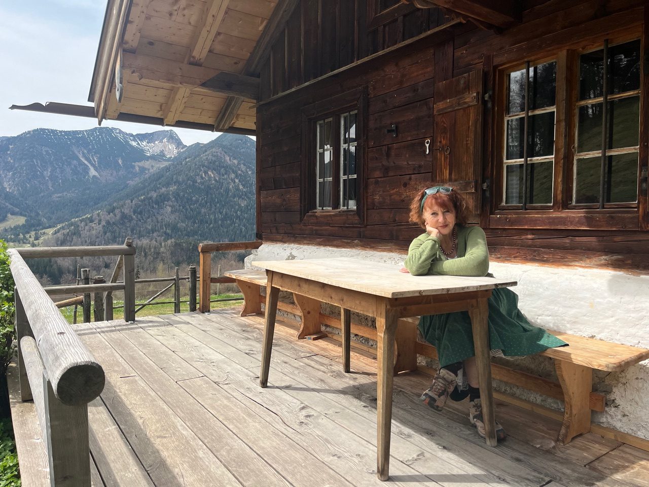 Renate Julia Winklmüller vor einer Almhütte